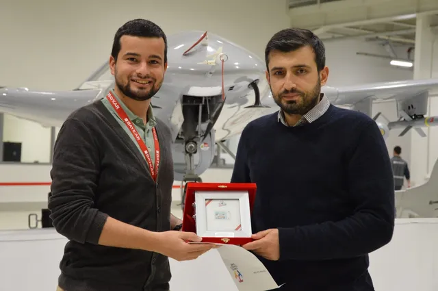Ahmet Yasin Civan — Selçuk Bayraktar’dan plaket